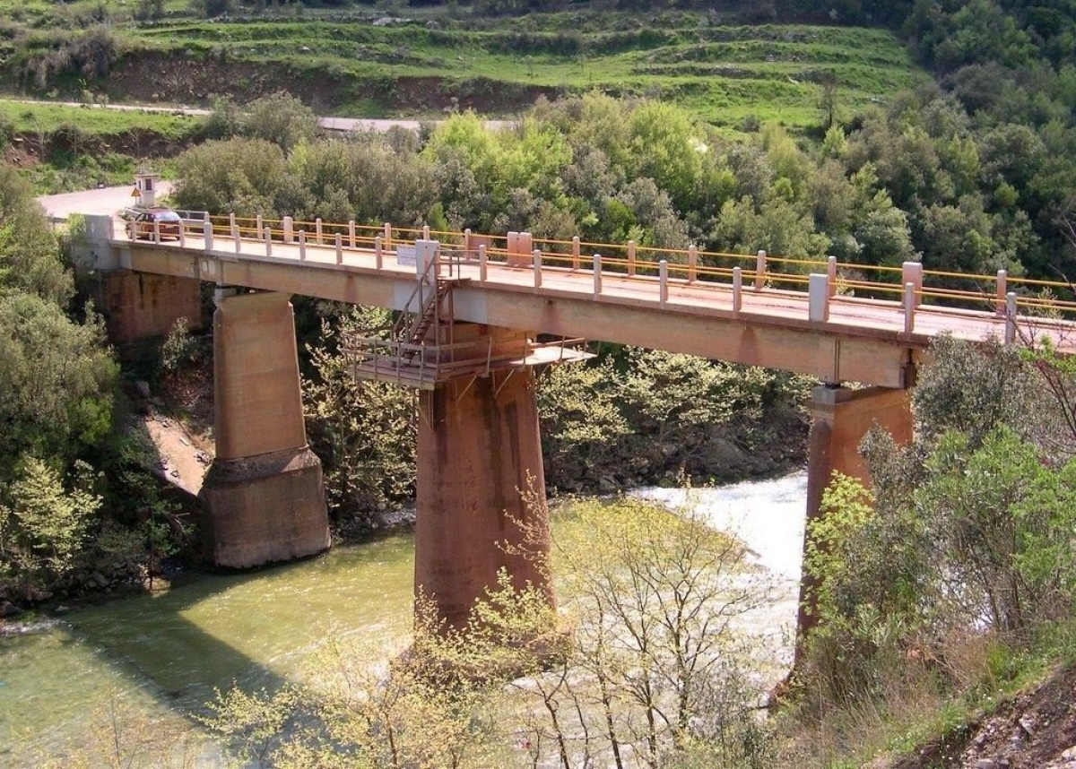 Διακοπή κυκλοφορίας στην Επαρχιακή οδό Θέρμου–Λουτρών Στάχτης–Σίμου λόγω κατολίσθησης