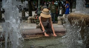 Καιρός: Ζέστη, ξηρασία και καταβάτες άνεμοι αυξάνουν τον κίνδυνο για φωτιές