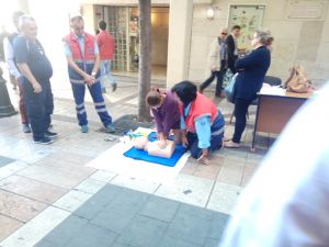Ενημέρωση και εκπαίδευση πολιτών στις πρώτες βοήθειες μπροστά από το δημαρχείο Αγρινίου (φωτο)