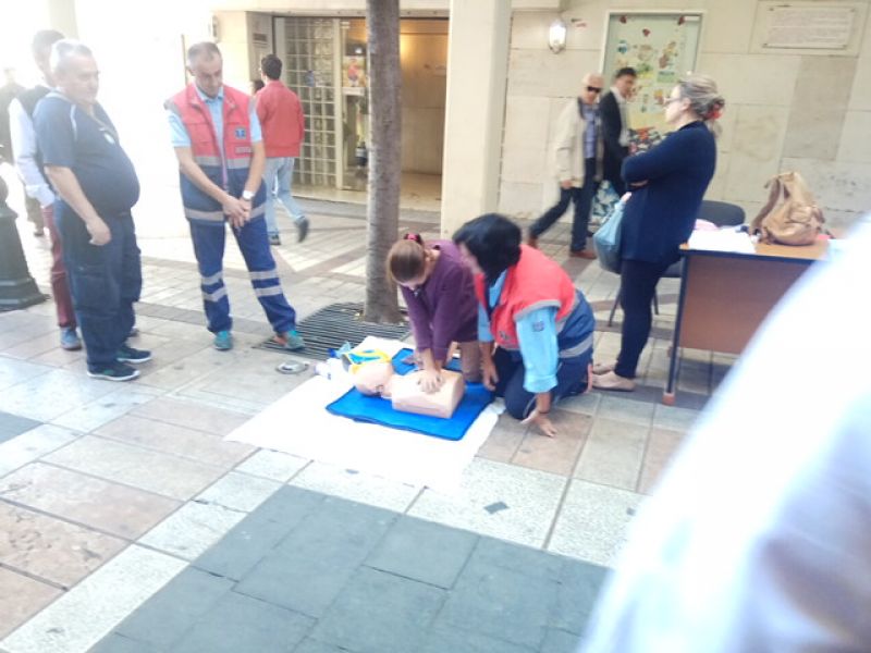 Ενημέρωση και εκπαίδευση πολιτών στις πρώτες βοήθειες μπροστά από το δημαρχείο Αγρινίου (φωτο)