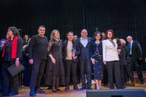 Σε κλίμα κατάνυξης και συγκίνησης πραγματοποιήθηκε η πρωτότυπη μουσική παράσταση «Μνήμη από σπαθί και μύρο…»  στο Παπαστράτειο Μέγαρο Αγρινίου