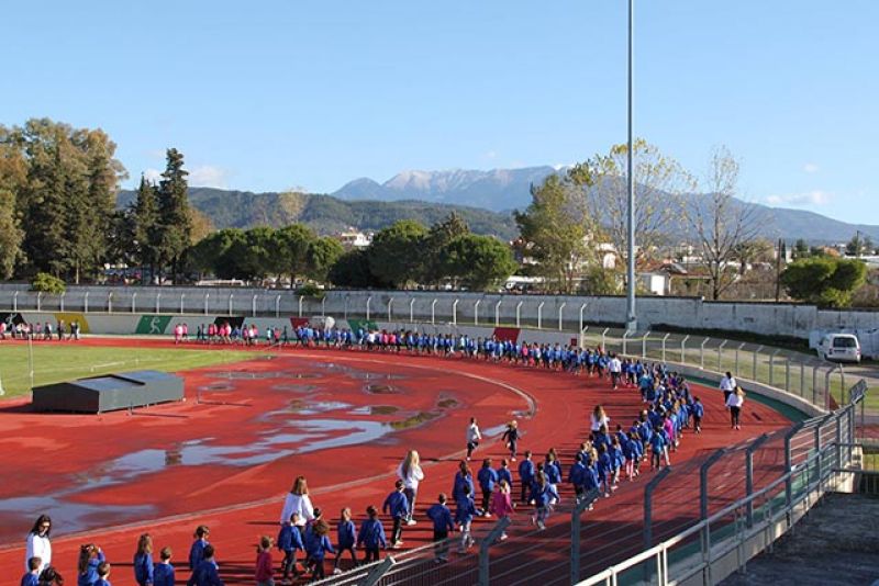 Eκατοντάδες παιδιά αθλήθηκαν και διασκέδασαν στο ΔΑΚ Αγρινίου για καλό σκοπό (φωτό)