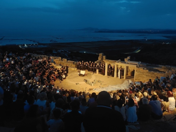 Με μεγάλη συμμετοχή του κόσμου η μουσικοθεατρική παράσταση "Αχελώος... το ποτάμι μιλούσε..." στο Αρχαίο Θέατρο Πλευρώνας