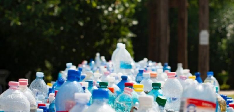 Τέλος οι μπατονέτες και τα πλαστικά μιας χρήσης – Τι θα αποσυρθεί μέχρι το 2021