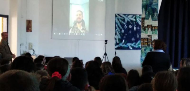 Ο Στέλιος Κυμπουρόπουλος στο 16ο Δημοτικό Σχολείο Αγρινίου μέσω διαδικτύου