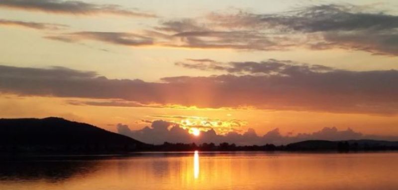Ηλιοβασίλεμα στη λιμνοθάλασσα του Αιτωλικού (φωτο)