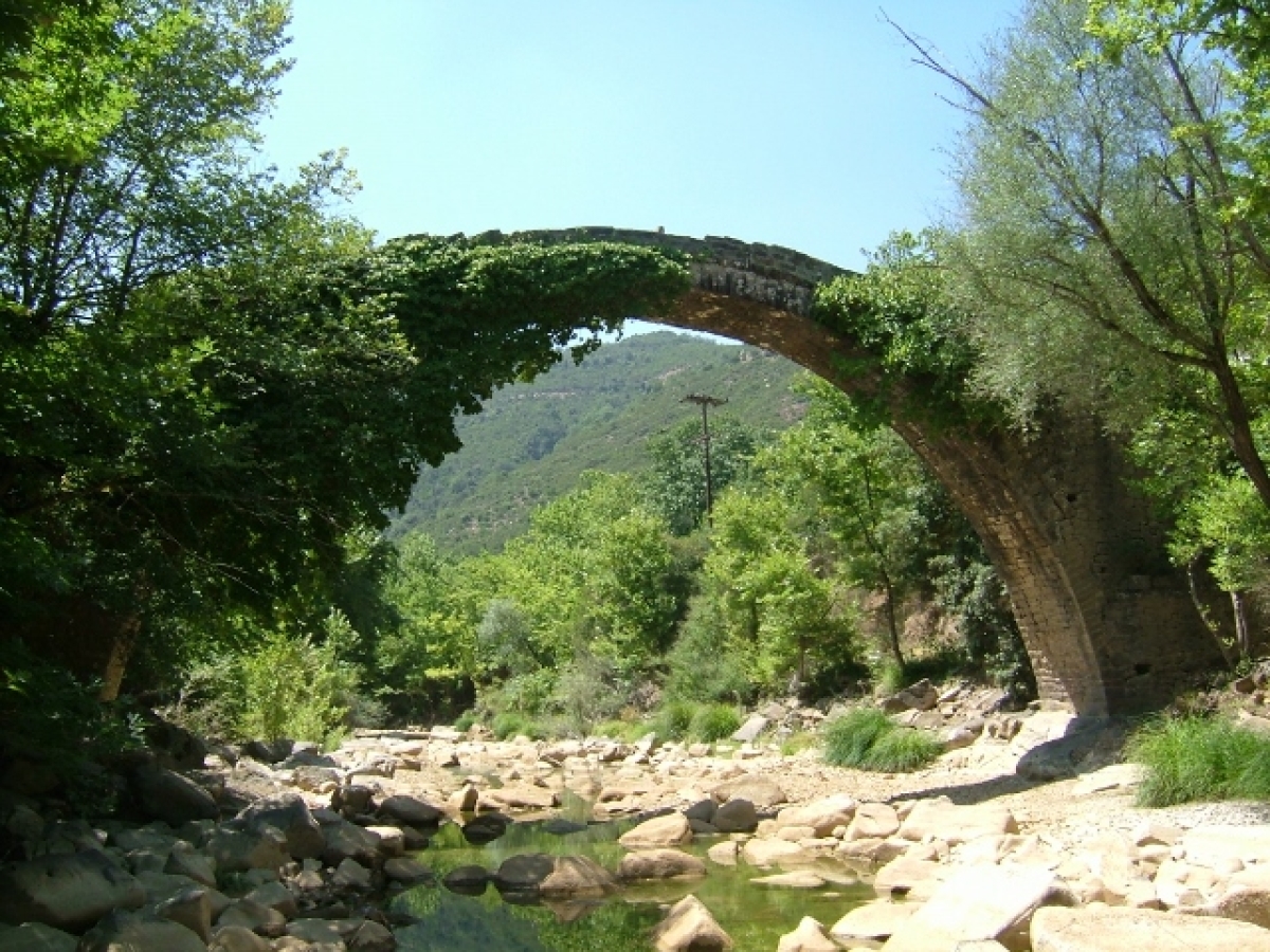 Ο Τζουμερκιώτης χτίστης Νίκος Κολοκύθας στην Γέφυρα Βέργας