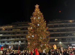 Άναψε το χριστουγεννιάτικο δέντρο στο Αγρίνιο!