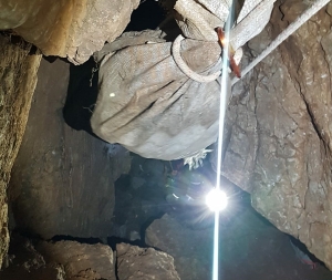 Εθελοντές καθάρισαν σπήλαιο στην Ορεινή Τριχωνίδα (φωτο-video)