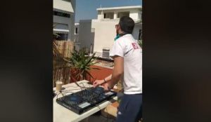 Αισιοδοξία: Αγρινιώτης dj στην ταράτσα του σπιτιού του, ξυπνά μετά μουσικής τη γειτονιά του στην Αθήνα! (video)