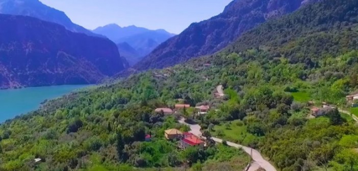 Αγαλιανός: Το μικροσκοπικό χωριό με την υπέροχη θέα στη λίμνη Κρεμαστών (βίντεο) (www.newsbeast.gr)