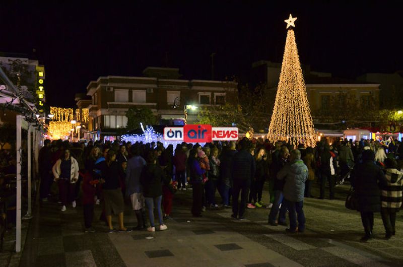 Άναψε το χριστουγεννιάτικο δέντρο στο Μεσολόγγι