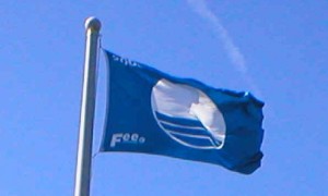 Η Γαλάζια Σημαία αφαιρέθηκε από 22 βραβευμένες ακτές – ποιες είναι
