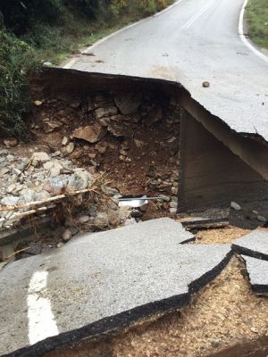 Κυκλοφοριακές ρυθμίσεις για το δρόμο Παραβόλα-Προυσός λόγω κατάρρευσης γέφυρας