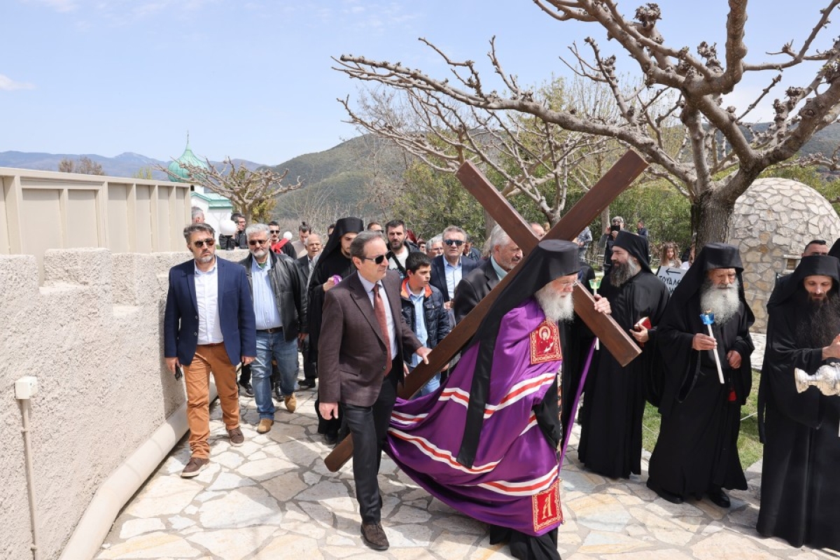 Πλήθος λαού στο Τρίκορφο συμμετείχε στην αναπαράσταση των Παθών