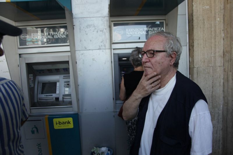 Σε ανοικτούς χώρους και με γάντια οι πληρωμές των συντάξεων