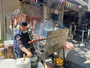 Το Αγρίνιο κρατάει τις παραδόσεις, τσικνίζει και διασκεδάζει - Όλες οι εκδηλώσεις