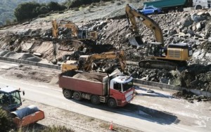 Νέες καταπτώσεις και αγώνας δρόμου στην Συκούλα για την Ιόνια Οδό