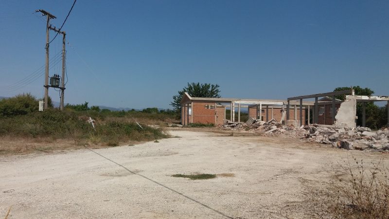 Κατεδαφίστηκε το κτίριο των αποθηκών της Ένωσης στον Πλάτανο Καλυβίων- Η πρόσφατη τραγωδία