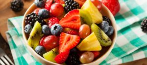 Μάθετε γιατί πρέπει να τρώμε τα φρούτα άγουρα και με τη φλούδα