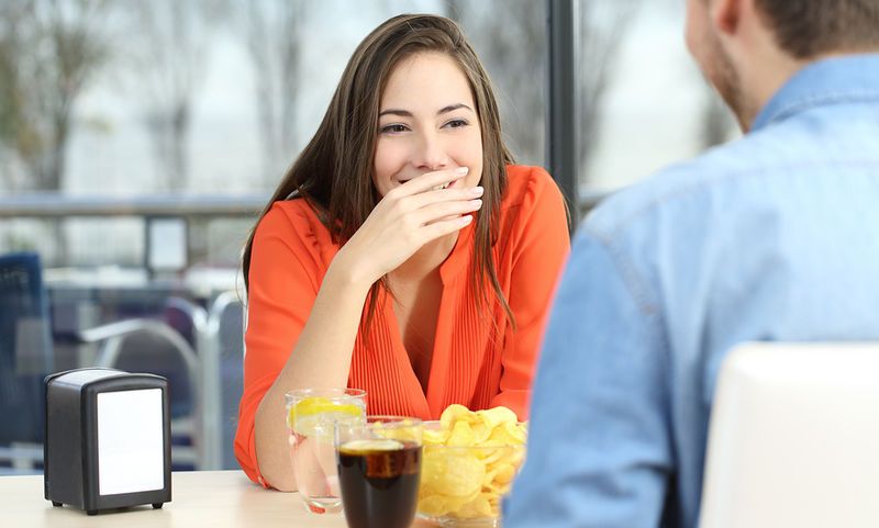 Πώς θα απαλλαγείτε από τη μυρωδιά του σκόρδου και του κρεμμυδιού στην αναπνοή