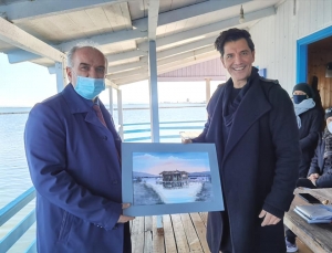 Με τον πίνακα μιας πελάδας καλωσόρισε τον Σάκη Ρουβά ο δήμαρχος Μεσολογγίου