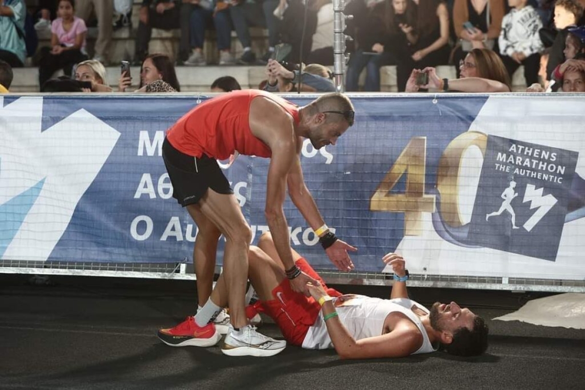 Η ξεχωριστή στιγμή ευγενούς άμιλλας αθλητή της ΓΕ Αγρινίου στον Μαραθώνιο της Αθήνας (φωτο)