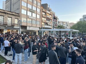 «Βούλιαξε» η πλατεία Δημάδη στο Αγρίνιο – Οι νέοι διασκεδάζουν πριν την Ανάσταση