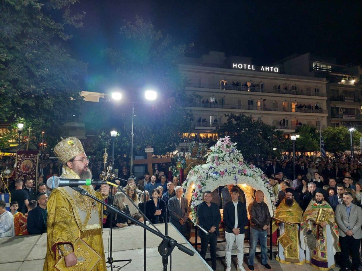 Αγρίνιο: Σε κλίμα κατάνυξης η συνάντηση των Επιτάφιων στην πλατεία Δημοκρατίας (εικόνες – video)