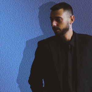 Ο Μάνος Λιβανός κυκλοφορεί το νέο του τραγούδι «Άντε Γεια»
