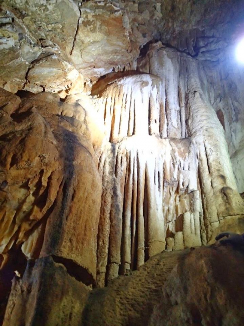 Εντυπωσιάζει το σπήλαιο του Πετροχωρίου