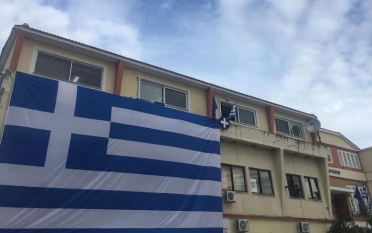 Εορτές Εξόδου : Με την ελληνική σημαία “ντύθηκε” το Δημαρχείο Μεσολογγίου