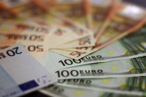 Ποιοι θα πληρωθούν αύριο Τρίτη το επίδομα των 800 ευρώ – Πότε θα εξοφληθούν οι επιστήμονες