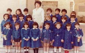 Σαν σήμερα (6/2/1982) η κυβέρνηση Παπανδρέου αποφάσισε την κατάργηση της σχολικής ποδιάς