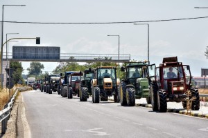 Αγρότες σε κινητοποίηση: Ζεσταίνουν τα τρακτέρ και οργανώνονται για διαμαρτυρίες σε πόλεις και χωριά