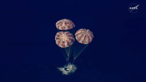 Επέστρεψαν στη Γη οι αστροναύτες μετά το ιστορικό ταξίδι στη Σελήνη