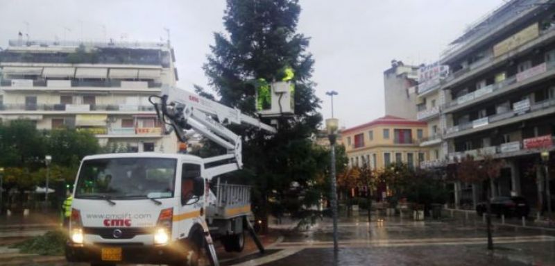 Αγρίνιο: Στήθηκε και στολίζεται το Χριστουγεννιάτικο δέντρο στην πλατεία Δημοκρατίας