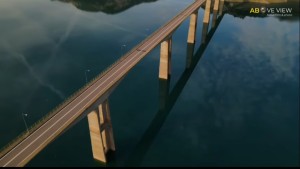 Η εντυπωσιακή γέφυρα Επισκοπής στην τεχνητή λίμνη Κρεμαστών από ψηλά!