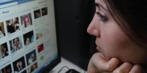 Διπλάσιος ο κίνδυνος κατάθλιψης των κοριτσιών από τη χρήση των social media