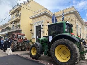 Ναύπακτος: Συμβολική πορεία των αγροτών στο κέντρο της πόλης