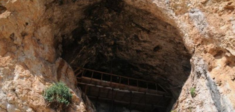 Το σπήλαιο του Αγίου Νικολάου του Κρεμαστού στον Αράκυνθο και τοιχογραφίες του