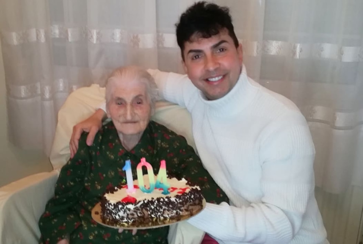 H σούπερ γιαγιά του χορογράφου και ηθοποιού Κωνσταντίνου Μενούνος, κλείνει τα 104 χρόνια χορεύοντας (Βίντεο)