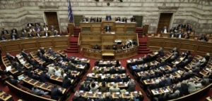 Νέες τροπολογίες στη Βουλή: Επίδομα σε υπερήλικες και ανανεώσεις συμβάσεων σε δήμους και περιφέρειες