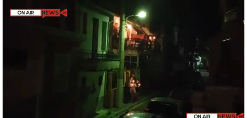 Μεσολόγγι :Ανάσταση στα μπαλκόνια τους έκαναν οι κάτοικοι (ΒΙΝΤΕΟ)