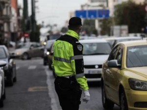 Πρόστιμο στους Έλληνες οδηγούς αν βάλουν τα ψώνια στο πίσω κάθισμα