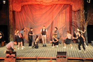 Ενθουσίασε το κοινό ο «Πλούτος» – Συνεχίζεται με επιτυχία το Φεστιβάλ Αρχαίου Θεάτρου Οινιάδων