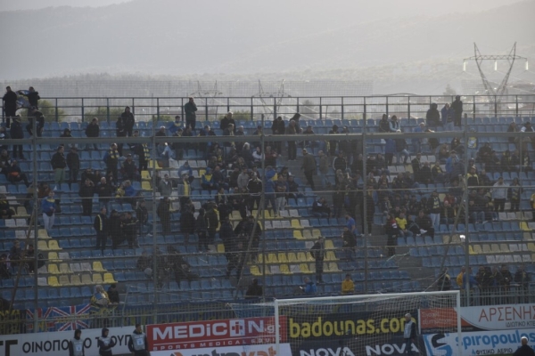 Τρίπολη: Μαζεύονται οι Αγρινιώτες στο γήπεδο του Αστέρα (φωτο)