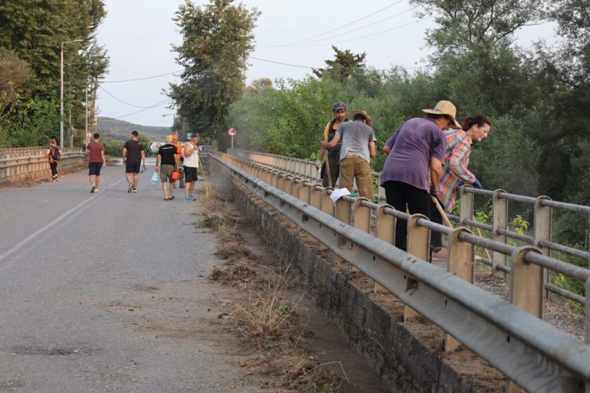Ομάδα εθελοντών καθάρισε τη γέφυρα Γουριάς – Πενταλόφου