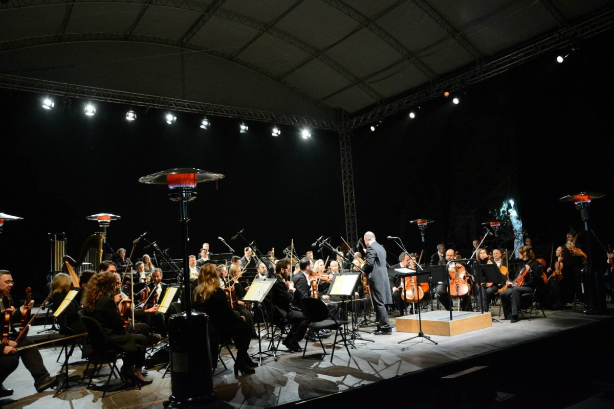 «Πλημμύρισε» μουσική από την Κρατική Ορχήστρα Αθηνών  η Ιερή Πόλη και σύσσωμο το κοινό του Μεσολογγίου την καταχειροκροτούσε.