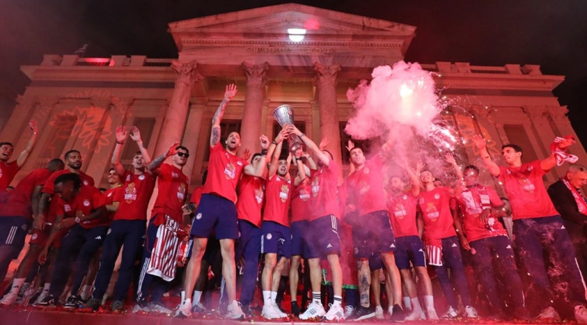 Τελικός Conference League: Στα κόκκινα ο Πειραιάς, γιορτή σε όλη την Ελλάδα για τον ιστορικό πρώτο ευρωπαϊκό τίτλο του Ολυμπιακού